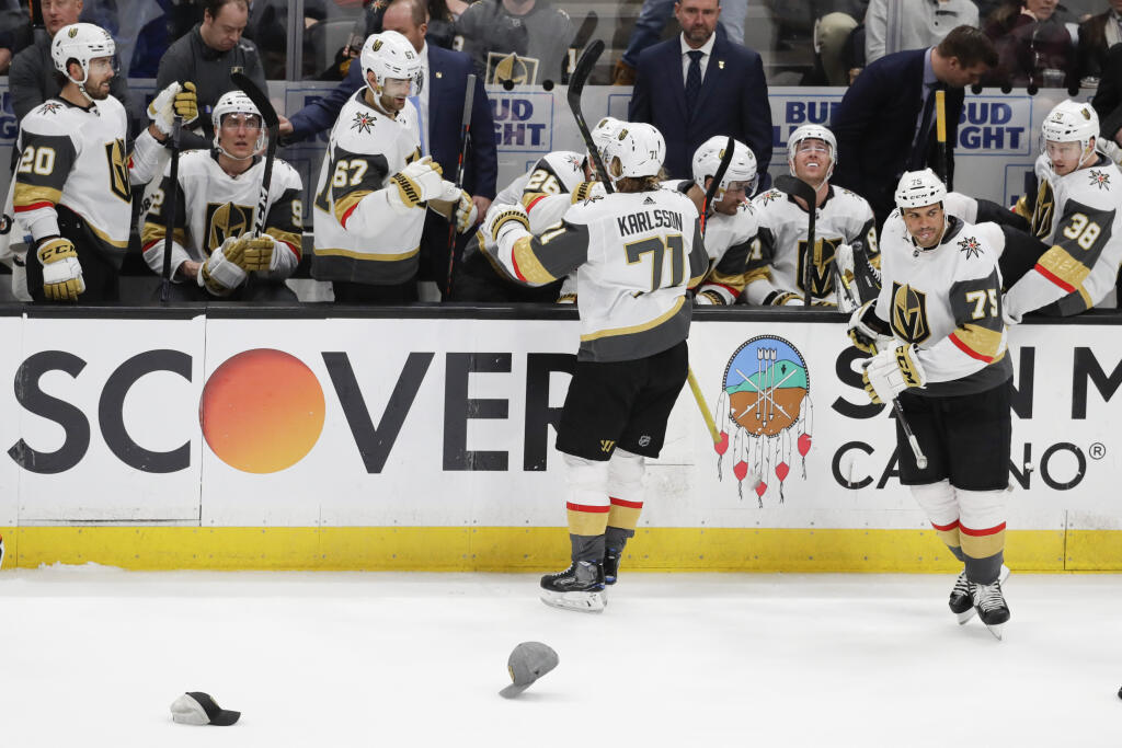 WA 22 Anaheim - Hokejista Vegasu Golden Knights William Karlsson (71) sa teší so spoluhráčmi po strelení hetriku v zápase zámorskej hokejovej NHL Anaheim Ducks - Vegas Golden Knights v Anaheime 23. februára 2020. FOTO TASR/AP
Vegas Golden Knights center William Karlsson (71) celebrates after his hat trick against the Anaheim Ducks during the third period of an NHL hockey game in Anaheim, Calif., Sunday, Feb. 23, 2020. (AP Photo/Chris Carlson)