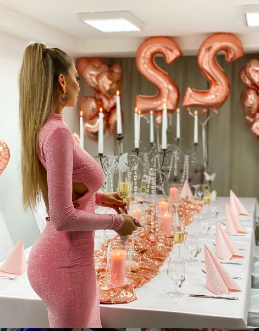 O domácu pohodu sa Škriniarovi stará jeho krásna partnerka Barbora Hrončeková, ktorú hviezda Interu Miláno zahŕňa obrovským luxusom.