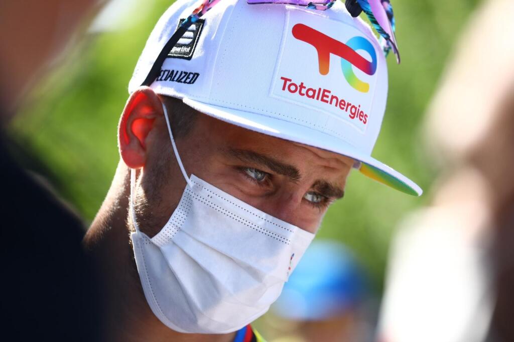 Peter Sagan po etape rozdával podpisy fanúšikom a fotil sa s nimi.