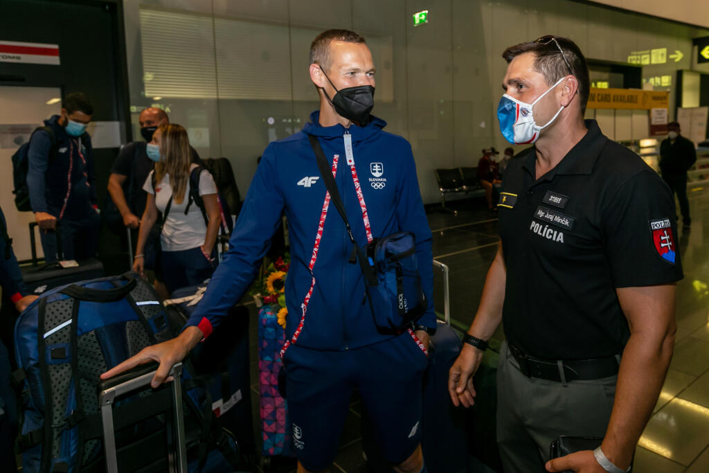 Takto vyzeral príchod bronzového štvorkajaku z olympiády v Tokiu.