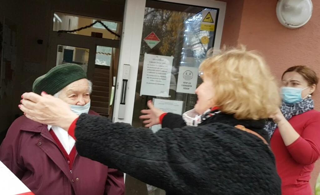 Gizka Oňová v sprievode starostu Podunajských Biskupíc Zoltána Péka a šperkára Tomáša Stríža navštívili v seniorskom centre niekdajšiu učiteľku matematiky Máriu Stiffterovú.