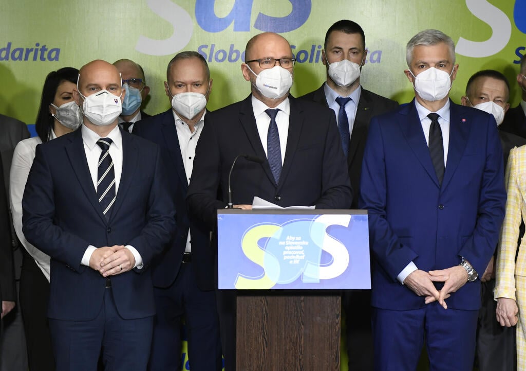 Strana SaS vyzýva premiéra Igora Matoviča (OĽANO) na odchod z funkcie. Na pondelkovej tlačovej konferencii to uviedol predseda strany a vicepremiér Richard Sulík, ktorý v prípade potreby ponúkne svoju funkciu ministra.
