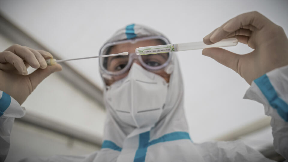 KK12 Berlín - Na snímke zdravotná pracovníčka vkladá tyčinku do tuby po odobratí vzorky na PCR test na ochorenie Covid-19 v testovacom centre na Covid-19 v Berlíne 14. októbra 2020.  Od začiatku pandémie zaznamenali v Nemecku podľa údajov RKI prinajmenšom 341.223 potvrdených prípadov nákazy novým druhom koronavírusu a 9710 súvisiacich úmrtí, z ktorých 33 pribudlo za posledný deň. Z nákazy sa tam dosiaľ vyliečilo približne 284.600 ľudí. FOTO TASR/AP