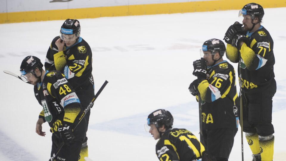 Na snímke zdrvení hokejisti Detvy po prehre 11:0  v predohrávke 25. kola hokejovej Tipsport Ligy HC Slovan Bratislava - HC 07 WPC Koliba Detva 26. novembra 2019 v Bratislave. FOTO TASR - Martin Baumann