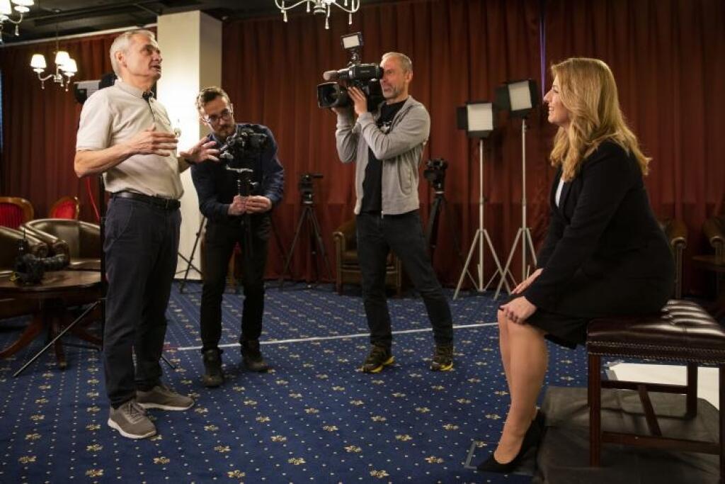 Čaputovú fotili na oficiálny portrét, pri všetkých prezidentoch je autor rovnaký