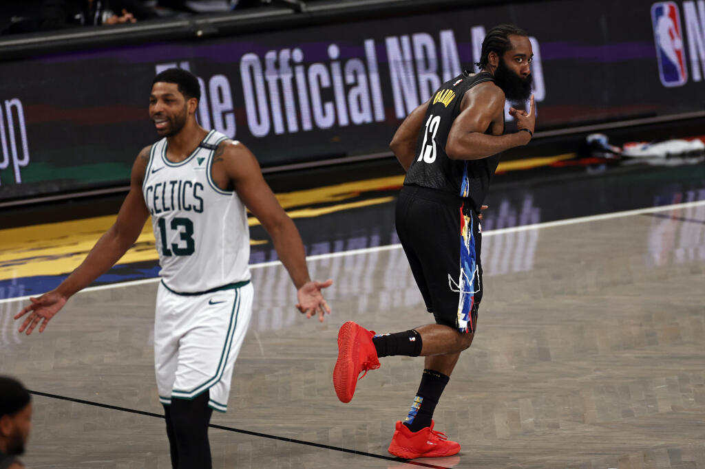 JB 3 New York - Hráč Brooklynu Nets James Harden (vpravo) oslavuje trojbodový kôš proti Bostonu Celtics v basketbalovom zápase play off zámorskej NBA v New Yorku 1. júna 2021. FOTO TASR/AP
Brooklyn Nets guard James Harden celebrates a three-point basket past Boston Celtics center Tristan Thompson (13) in the second half of Game 5 during an NBA basketball first-round playoff series, Tuesday, June 1, 2021, in New York. (AP Photo/Adam Hunger)