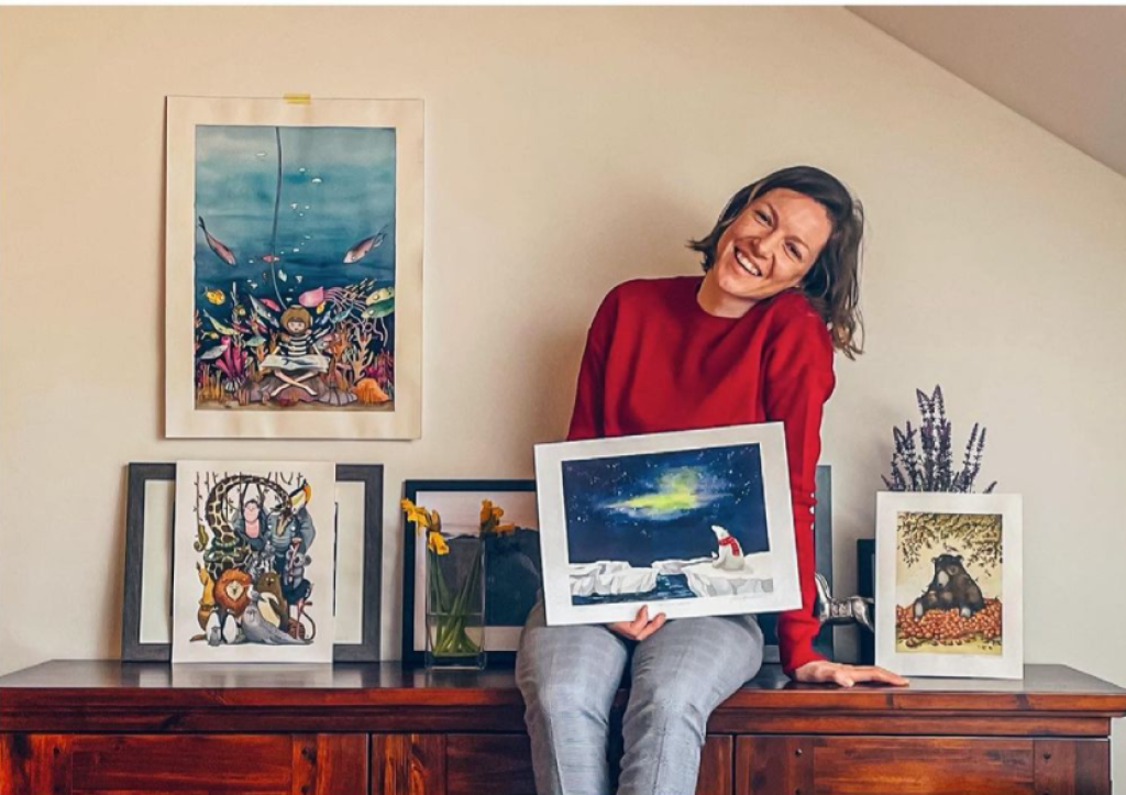 Speváčka Zuzana Smatanová predáva ilustrácie.