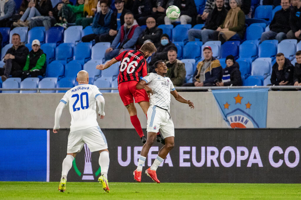 ŠK Slovan Bratislava a Lincoln Red Imps FC sa stretol v zápase Európskej konferenčnej ligy na Tehelnom poli v Bratislave. Na snímke je Jaba Kankava a Ezekiel Henty.