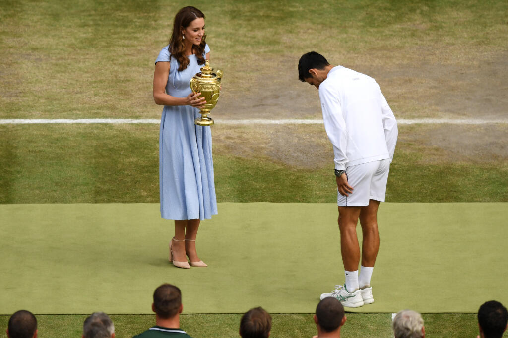 Vojvodkyňa Kate hviezdila aj po zápase, keď odovzdávala trofeje víťazovi aj porazenému.