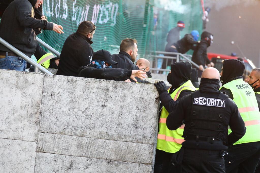 Šokujúce zábery z derby medzi Spartakom Trnava a Slovanom Bratislava. Fanúšikovia sa vtrhli na hraciu plochu a bili sa hlava nehlava.