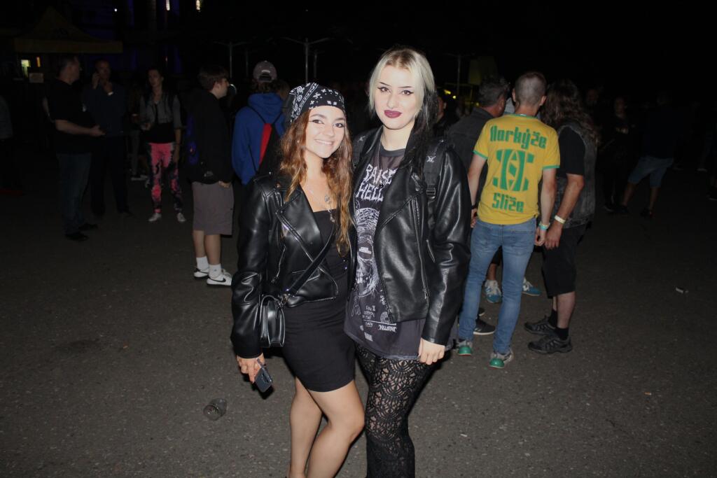 Väčšina volila typickú rockovú čiernu farbu. Outfit dopĺňali čelenky či reťaze.