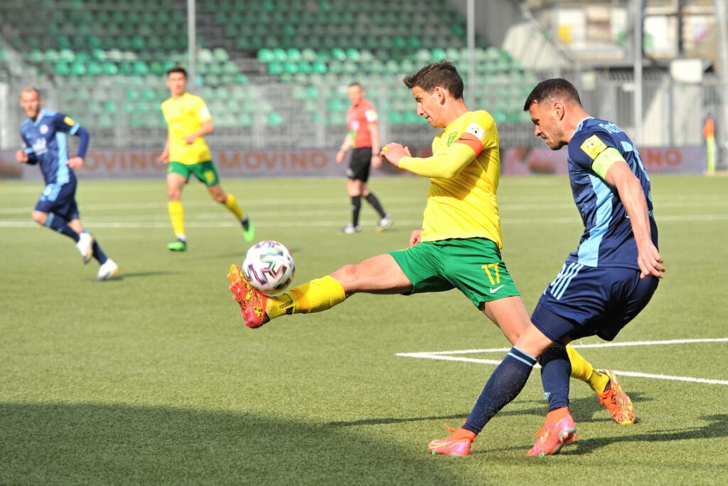 Na snímke zľava Jakub Paur (Žilina) a bulharský obranca Vasil Božikov (Slovan) v zápase 6. kola nadstavbovej časti futbalovej Fortuna ligy, skupiny o titul MŠK Žilina- ŠK Slovan Bratislava v Žiline 25. apríla 2021. FOTO TASR - Erika Ďurčová