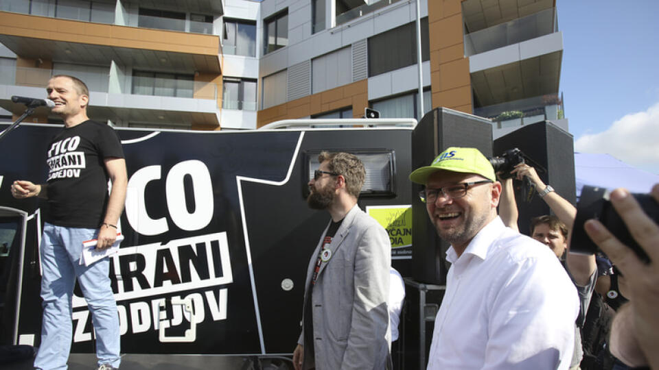 Protest pred komplexom Bonaparte, kde má prenajatý byt aj premiér Robert Fico. Na júnovej demonštrácii sa zúčastnilo viac než 5 tisíc ľudí.