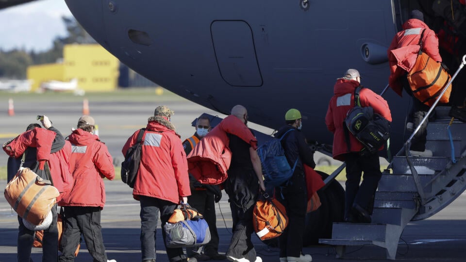 WA 33 Christchurch - Členovia výpravy nastupujú do lietadla amerického letectva na prvý americký let smerujúci do Antarktídy po viac než štyroch mesiacoch z novozélandského mesta Christchurch v pondelok 14. septembra 2020.