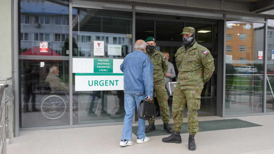 Fakultná nemocnica v Nitre od utorka 20. októbra 2020 pozastavila plánované hospitalizácie pacientov. Ako informovala, k tomuto kroku došlo vzhľadom na prechod nemocnice do tretej reprofilizačnej fázy. Ten súvisí s pandémiou ochorenia COVID-19. Nitrianska nemocnica už 28. septembra reprofilizovala na infekčné lôžka svoje kapacity na piatom poschodí pavilónu chirurgických disciplín. Zároveň pripravila pre pacientov s novým koronavírusom lôžka kliniky anestéziológie a intenzívnej medicíny. Na sním