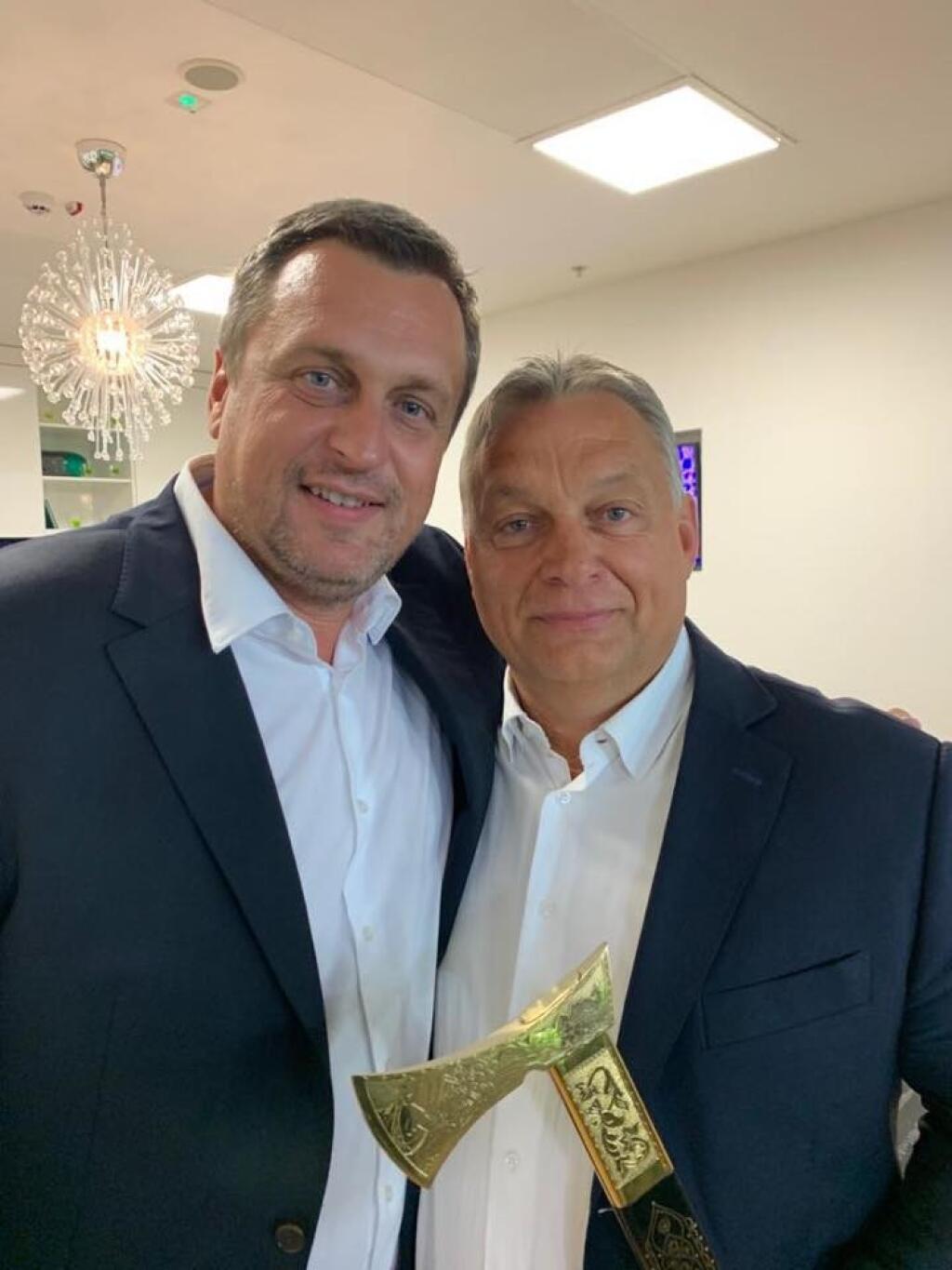 Andrej Danko zahodil za hlavu rivalitu s Maďarmi a premiérovi Viktorovi Orbánovi pred zápasom daroval valašku.