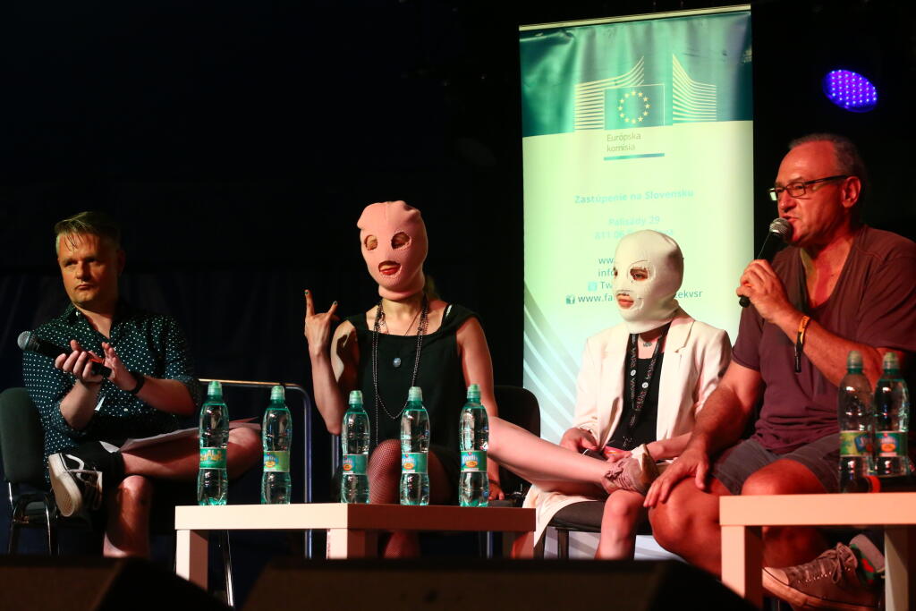 Dve členky kapely Pussy Riot prišli v kuklách - bielej a ružovej. To je spoznávacie znamenie radikálnej feministickej formácie z Moskvy.