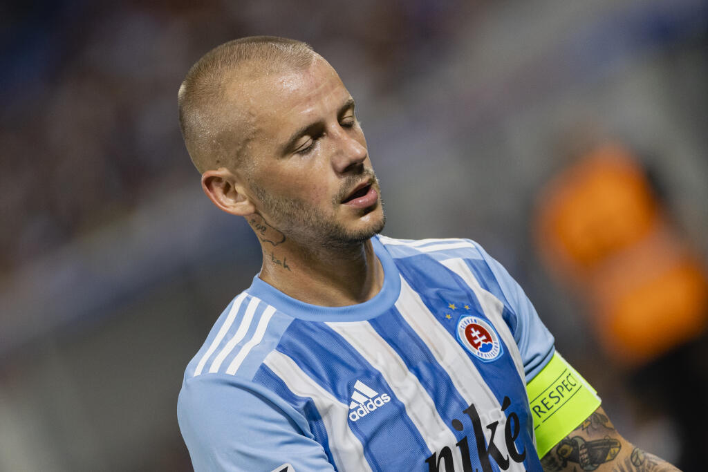 Na snímke Vladimír Weiss v roli kapitána počas prvého zápasu prvého predkola UEFA Ligy Majstrov 2022/23 medzi ŠK Slovan Bratislava a FC Dinami Batumi.