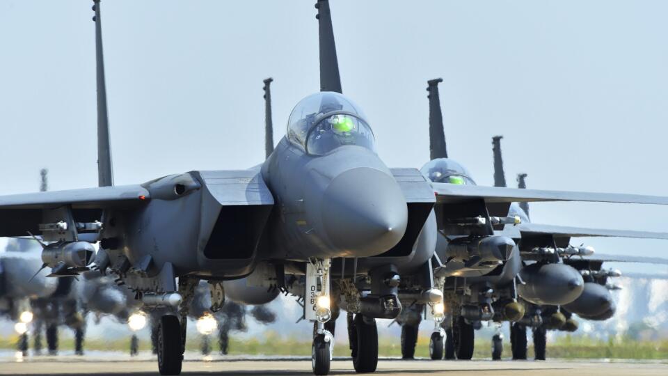 EBE 21 Soul - Na snímke, ktorú poskytlo juhokórejské ministerstvo obrany, sú stíhačky F-15K juhokórejského letectva na neidentifikovanej leteckej základni v Južnej Kórei 24. mája 2022. Severná Kórea odpálila v stredu zo svojho východného pobrežia smerom k moru pravdepodobne celkovo tri balistické strely. K odpáleniu rakiet došlo tri dni po tom, ako sa lídri Južnej Kórey a Spojených štátov dohodli, že zvážia rozšírenie svojich spoločných vojenských cvičení v reakcii na hrozby, ktoré predstavuj