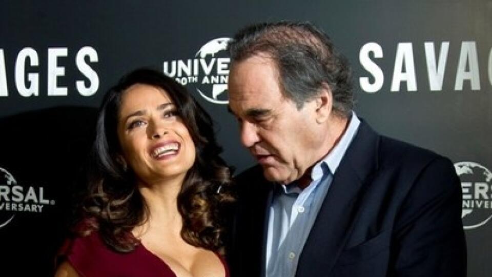 Salma Hayek prišla na premiéru filmu The Savages s obdivuhodným výstrihom, ktorému neodolal ani režisér Oliver Stone.
