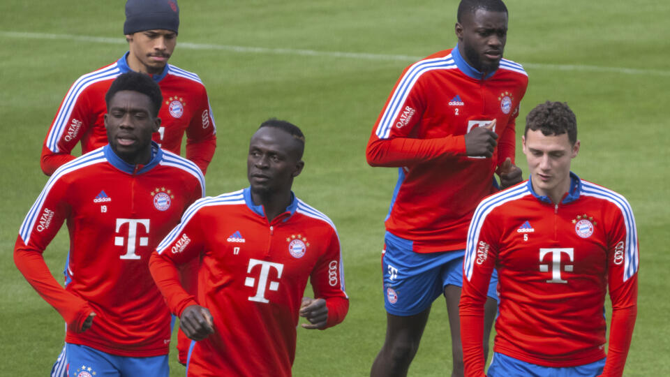 JB 19 Mníchov - Zľava hráči Bayernu Mníchov Alphonso Davies, Leroy Sane, Sadio Mane, Dayot Upamecano a Benjamin Pavard počas tréningu pred futbalovým zápasom nemeckej Bundesligy v Mníchove 13. apríla 2023. Nemecký futbalový klub Bayern Mníchov suspendoval útočníka Sadia Maneho, ktorý mal podľa miestnych médií napadnúť spoluhráča Leroya Saneho. Senegalský reprezentant tak nebude figurovať v bundesligovom zápase proti Hoffenheimu.