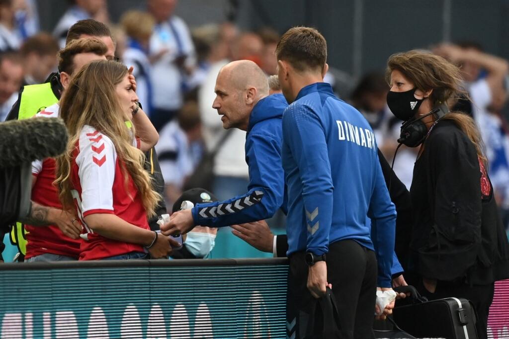 Spoluhráči a tréner upokojujú Eriksenovu manželku.