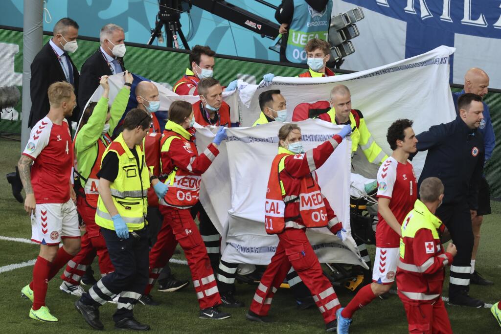 Záchranári odvážajú na nosidlách dánskeho futbalistu Christiana Eriksena, ktorý skolaboval počas zápasu základnej B-skupiny Dánsko - Fínsko na európskom šampionáte v Kodani v sobotu 12. júna 2021.