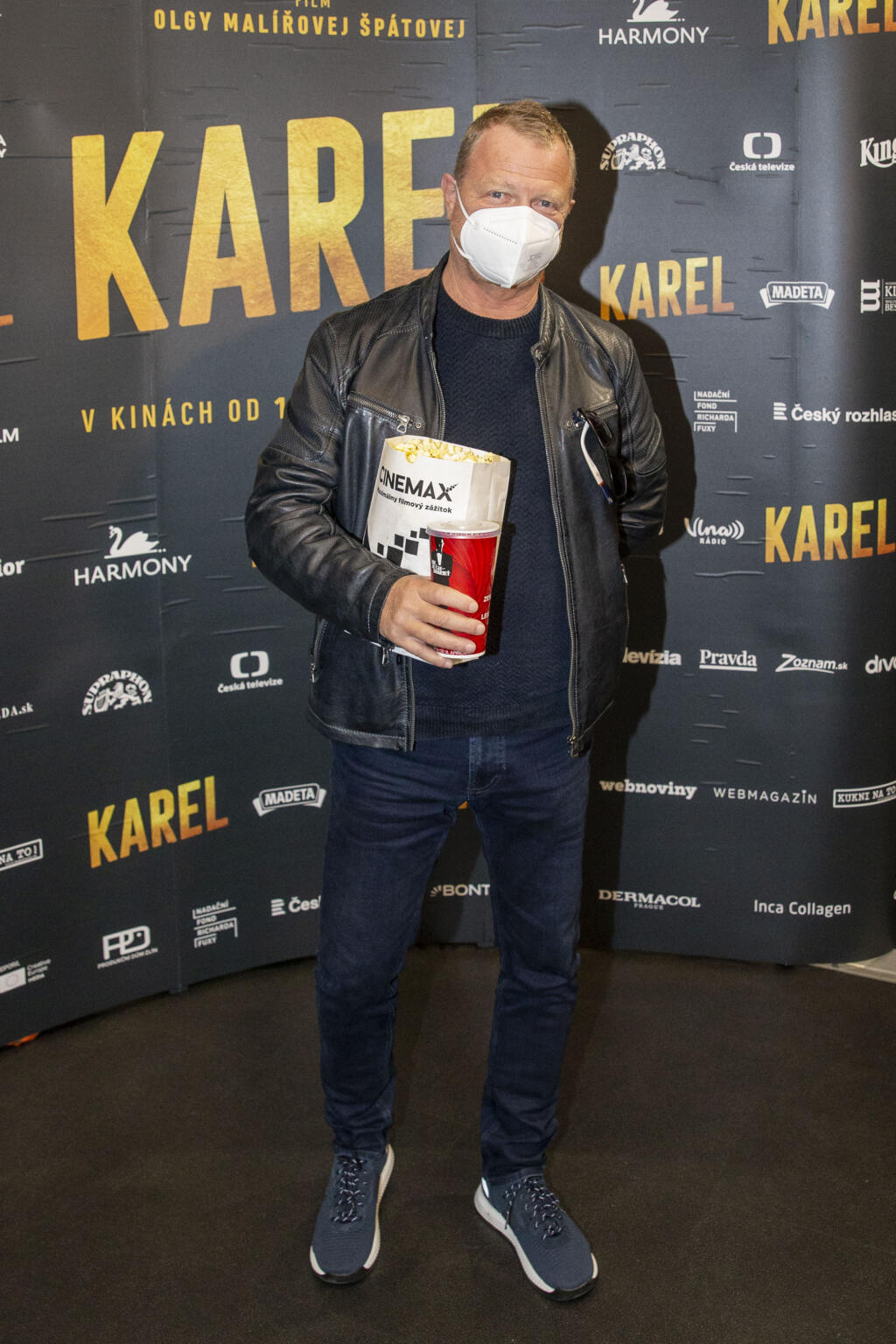 Na snímke je Maroš Kramár na premiére filmu Karel.