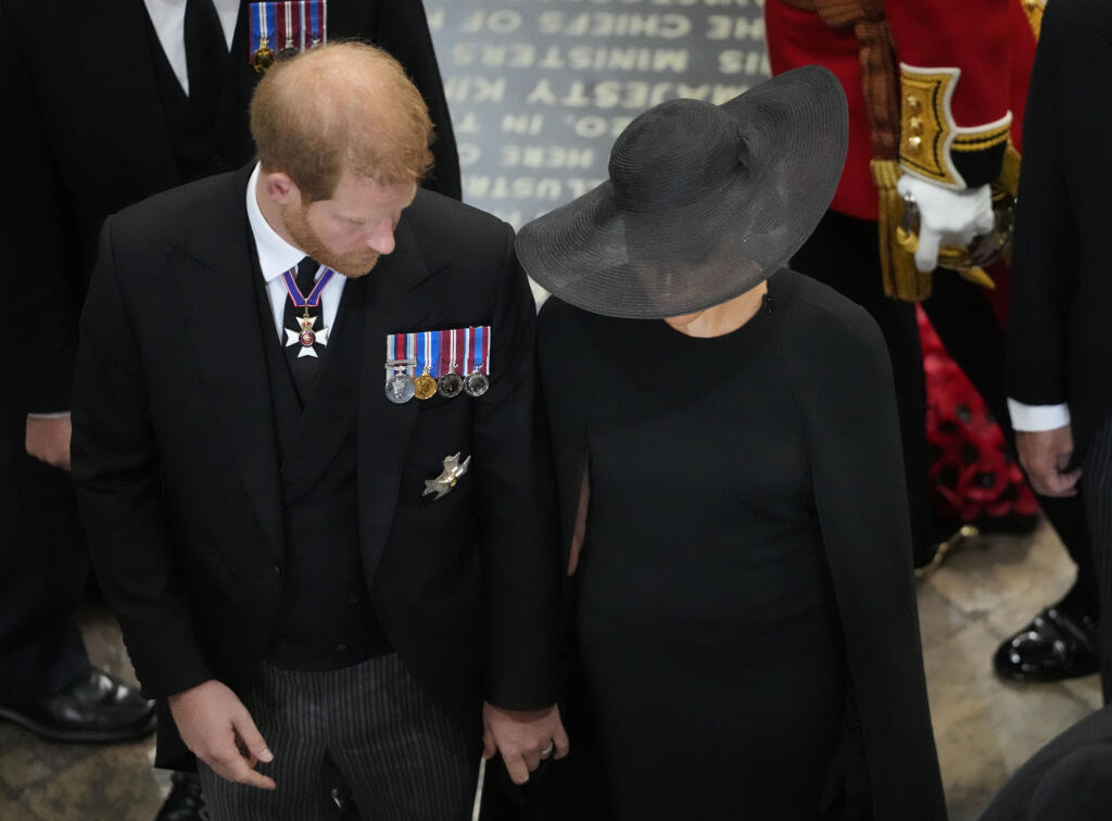 KK7 Londýn - Na snímke britský princ Harry a jeho manželka Meghan odchádzajú po skončení štátneho pohrebu zosnulej britskej kráľovnej Alžbety II. z Westminsterského opátstva v Londýne v pondelok 19. septembra 2022. Štátny pohreb panovníčky sa začal v pondelok o 11.00 h (12.00 SELČ). Rakvu následne previezli k Wellingtonovmu víťaznému oblúku a ďalšie obrady sa uskutočnili v priestoroch Windsorského hradu. Kráľovná Alžbeta II. zomrela 8. septembra vo veku 96 rokov vo svojom letnom sídle Balmoral v