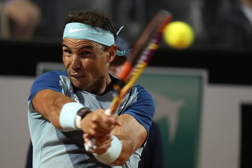 WA 55 Rím - Španielsky tenista Rafael Nadal odvracia úder Kanaďana Denisa Shapovalova v osemfinálovom zápase mužskej dvojhry na turnaji ATP Masters 1000 v Ríme vo štvrtok 12. mája 2022. FOTO TASR/AP
Rafael Nadal of Spain returns the ball to Denis Shapovalov of Canada during their match at the Italian Open tennis tournament, in Rome, Thursday, May 12, 2022. (AP Photo/Alessandra Tarantino)