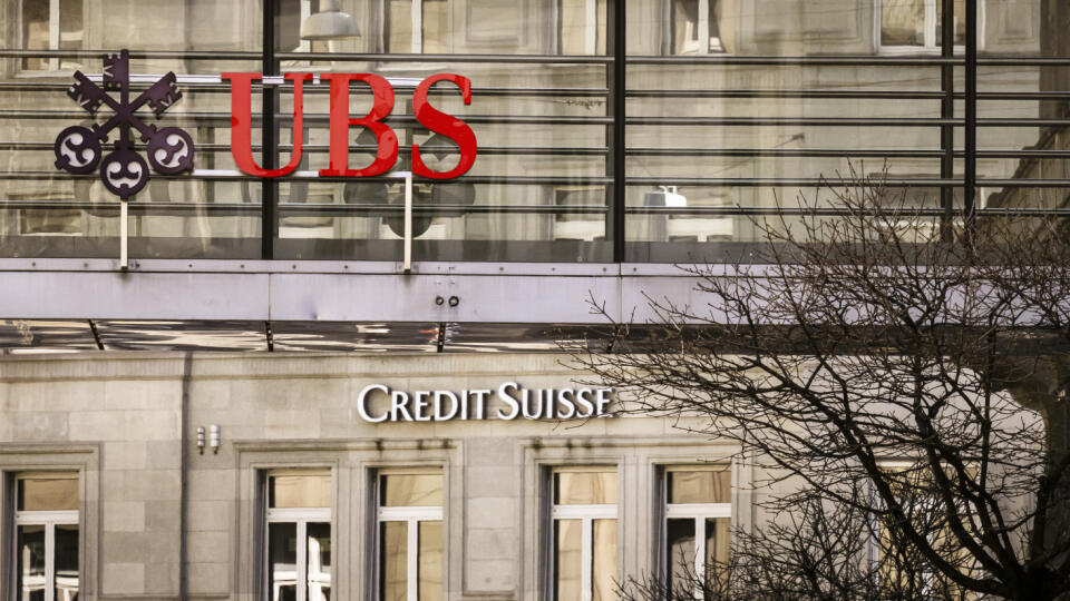 Na snímke logá švajčiarskych bánk Credit Suisse a UBS