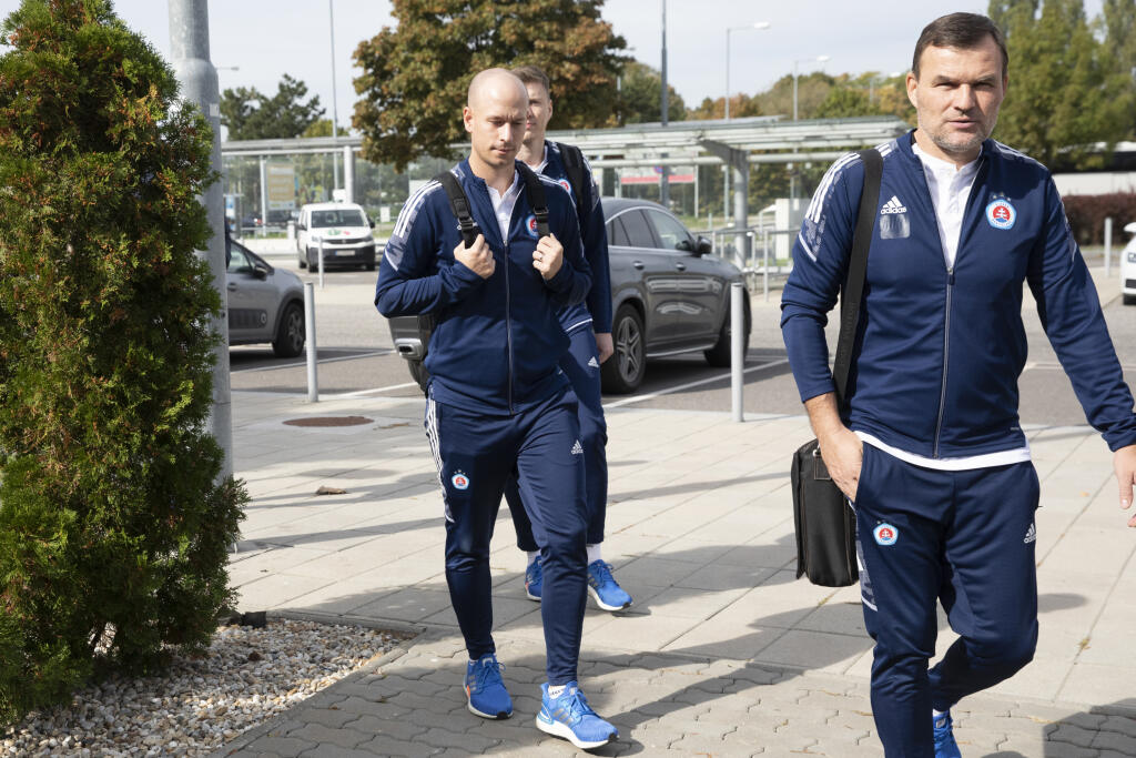 Na snímke sú futbalisti a funkcionári Slovana Bratislava pred odletom do Bazileja.