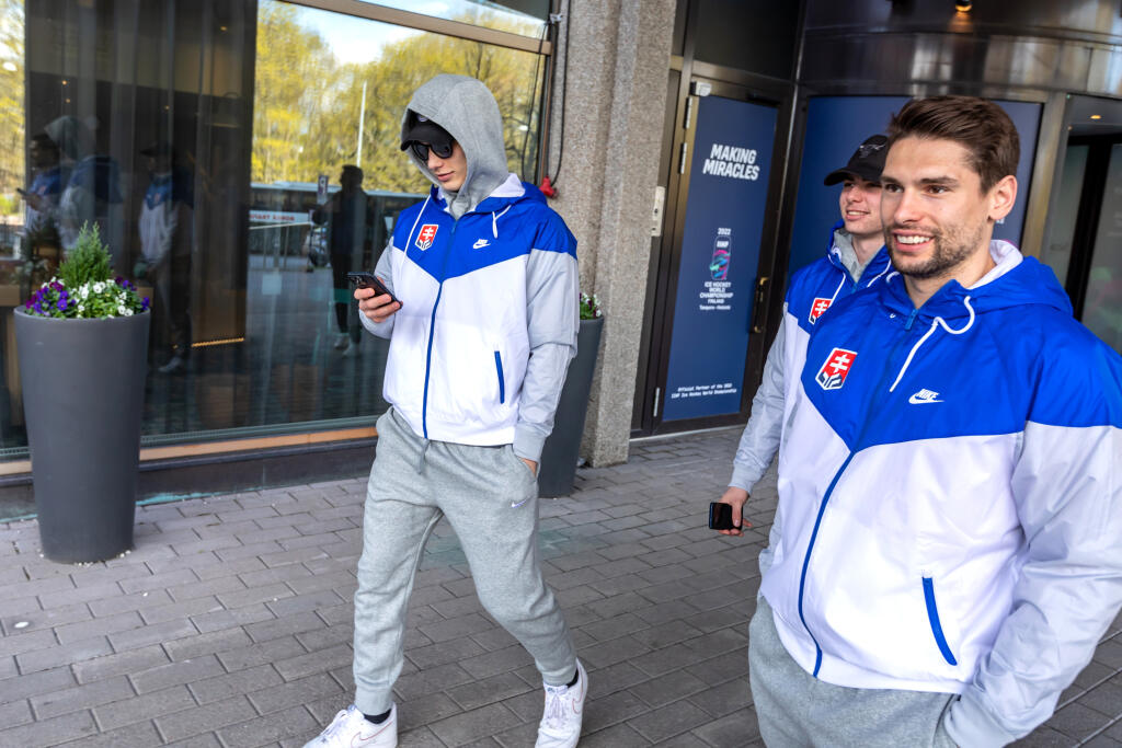 Slovenskí hokejoví reprezentanti pred hotelom v Helsinkách. Na snímke zľava Juraj Slafkovský, Šimon Nemec a Samuel Takáč.
