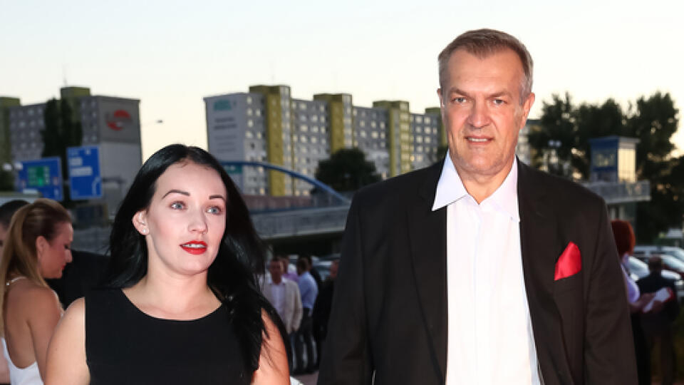 Lenka smrť svojho priateľa nesie veľmi ťažko.