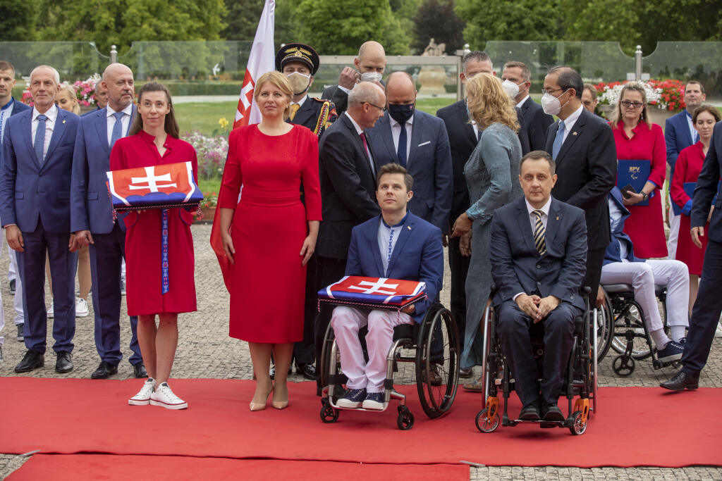 Športová gymnastka Barbora Mokošová (24) a parastrelec Radoslav Malenovský (34) včera na nádvorí Prezidentského paláca zložili v mene celej olympijskej a paralympijskej výpravy slávnostný sľub do rúk prezidentky Slovenskej republiky.