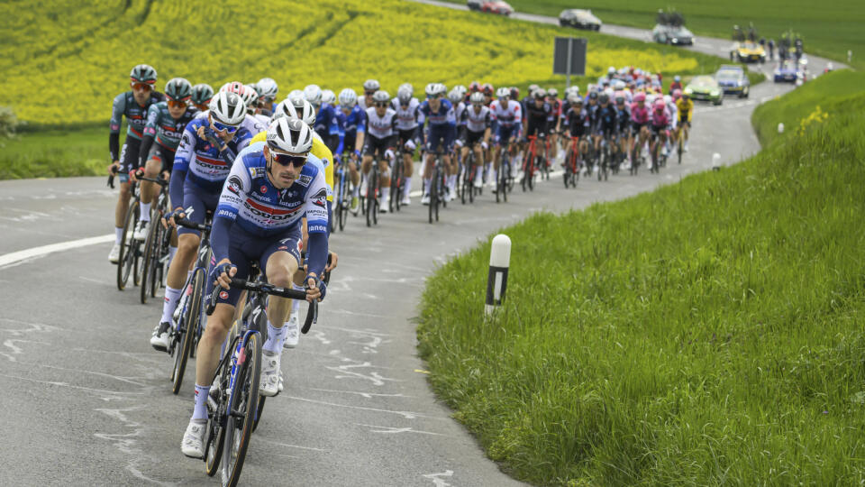WA 23 Le Sentier - Cyklisti počas 1. etapy pretekov Okolo Romandie, ktorá merala 170,9 km a viedla z Crissier do Vellee de Joux v stredu 26. apríla 2023. FOTO TASR/AP
The pack in action during the first stage, a 170,9 km race between Crissier and La Vallee de Joux at the 76th Tour de Romandie UCI World Tour Cycling race, in Le Bouveret, Switzerland, Wednesday, April 26, 2023. (Jean-Christophe Bott/Keystone via AP)