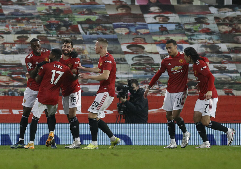 JB 42 Manchester - Hráč Manchesteru United Aaron Wan-Bissaka (vľavo) oslavuje so spoluhráčmi úvodný gól do bránky Southamptonu vo futbalovom zápase anglickej ligy Premier League Manchester United - Southampton v Manchesteri 2. februára 2021. FOTO TASR/AP
Manchester United's Aaron Wan-Bissaka celebrates with teammates after scoring his side's opening goal during the English Premier League soccer match between Manchester United and Southampton, at the Old Trafford stadium in Manchester, England,