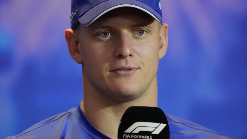 WA 4 archív Abú Zabí - Na archívnej snímke zo 17. novembra 2022 nemecký pretekár F1 Mick Schumacher z amerického tímu Haasodpovedá na otázky počas tlačovej konferencie pred VC formuly 1 v Abú Zabí. Schumacher podpísal zmluvu s Mercedesom. V tíme formuly 1 bude pôsobiť ako náhradný jazdec popri britskej dvojici Lewis Hamilton a George Russell. Vo štvrtok 15. decembra 2022 zároveň ukončil spoluprácu s Ferrari, v ktorého juniorských štruktúrach bol od roku 2018. Schumacher absolvoval predchádzajúc