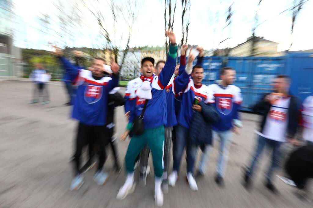 Slovenskí fanúšikovia sa aj pred zápasom proti Nemecku výborne bavili v okolí haly.