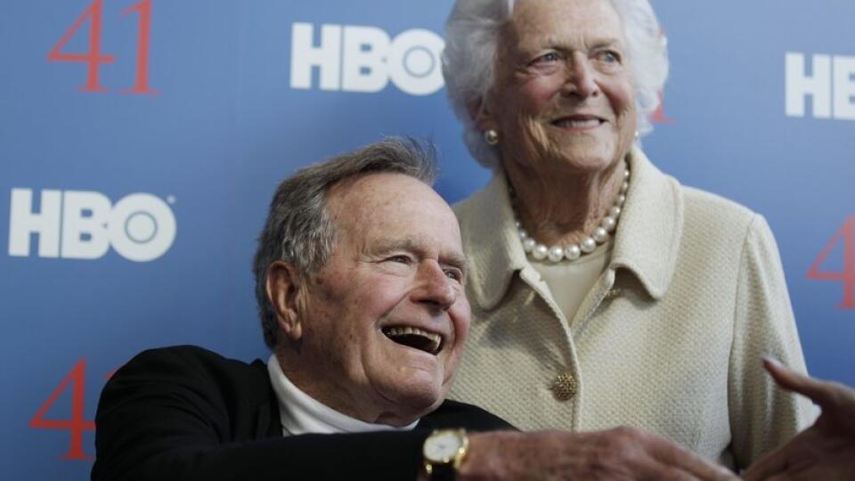 Bývalý americký prezident George H. W. Bush s manželkou Barbarou