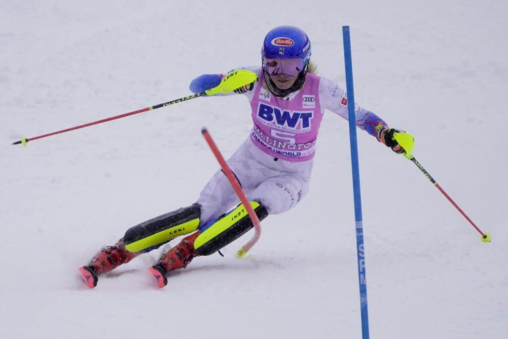 Emócie naplno doľahli na hviezdnu Shiffrinovú po niekoľkých minútach od dojazdu do cieľa, keď zasadla na víťazný trón.