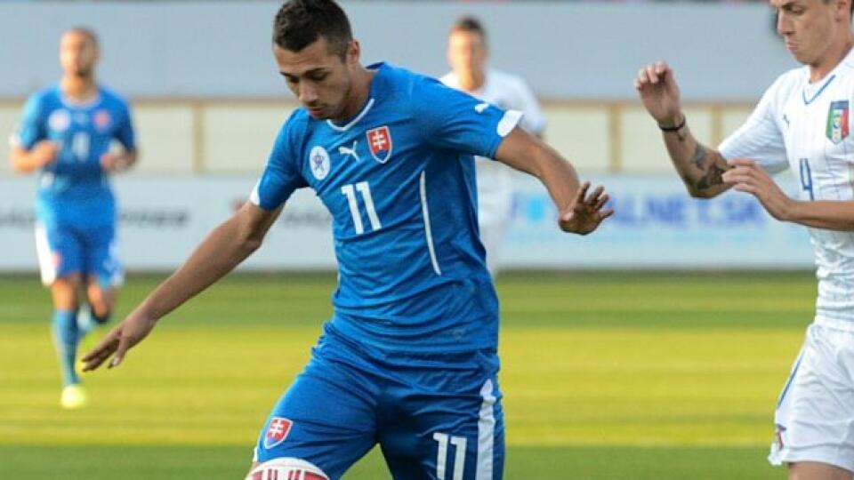 Ivan Schranz zo Slovenska (vľavo) a Daniele Baselli z Talianska v zápase play off o postup na finálový turnaj ME 2015 hráèov do 21 rokov vo futbale Slovensko - Taliansko 10. októbra 2014 v Zlatých Moravciach.