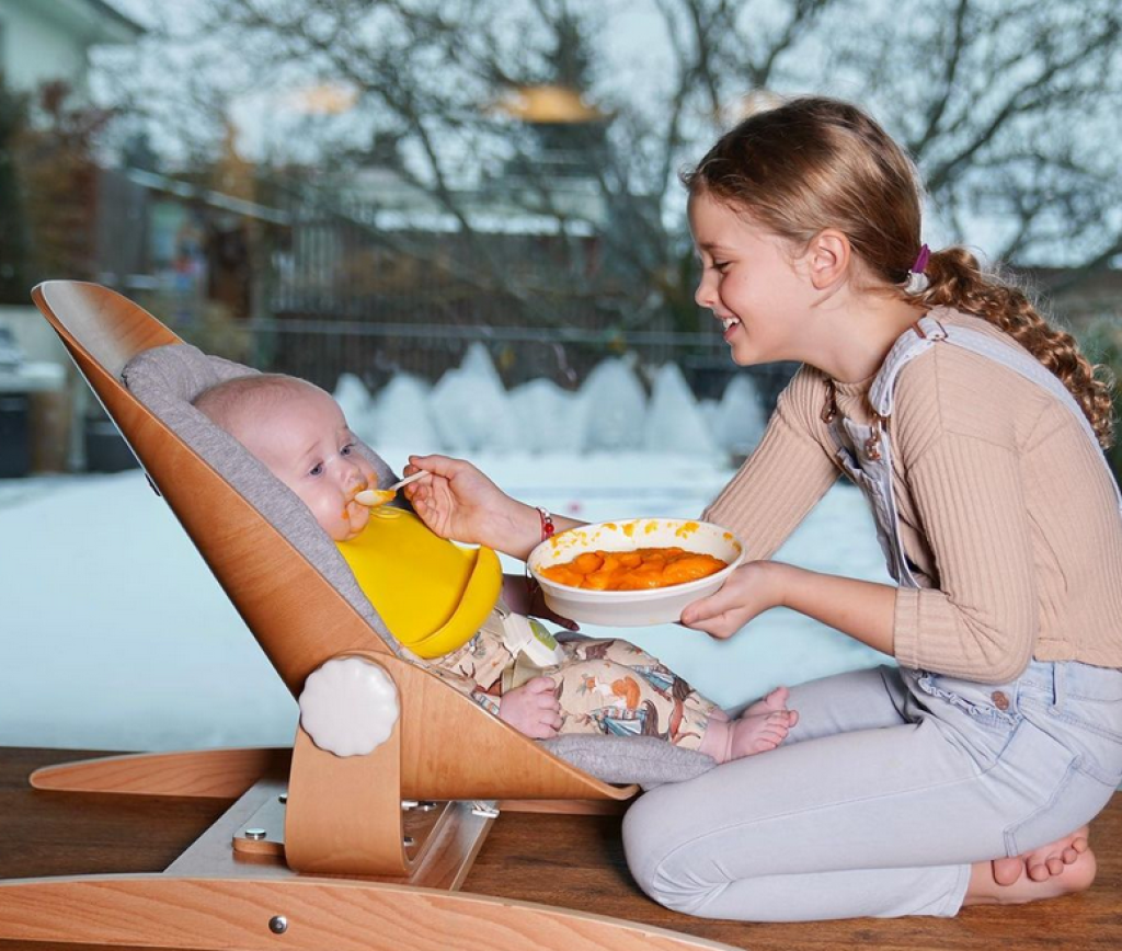 Staršia sestrička Zoe je mamina veľká pomocníčka