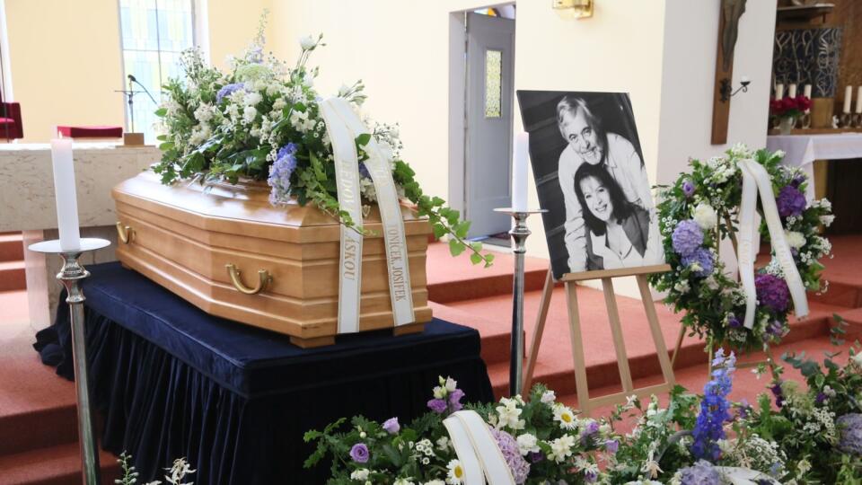 Posledná rozlúčka s hercom Josefom Abrhámom (†82).