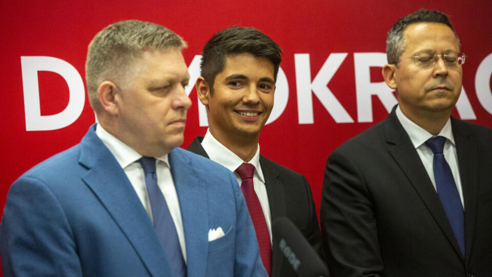 Líder Smeru-SD Robert Fico s podpredsedami strany Ladislavom Kamenickým a Erikom Kaliňákom verejne naložil vládnej koalícii.