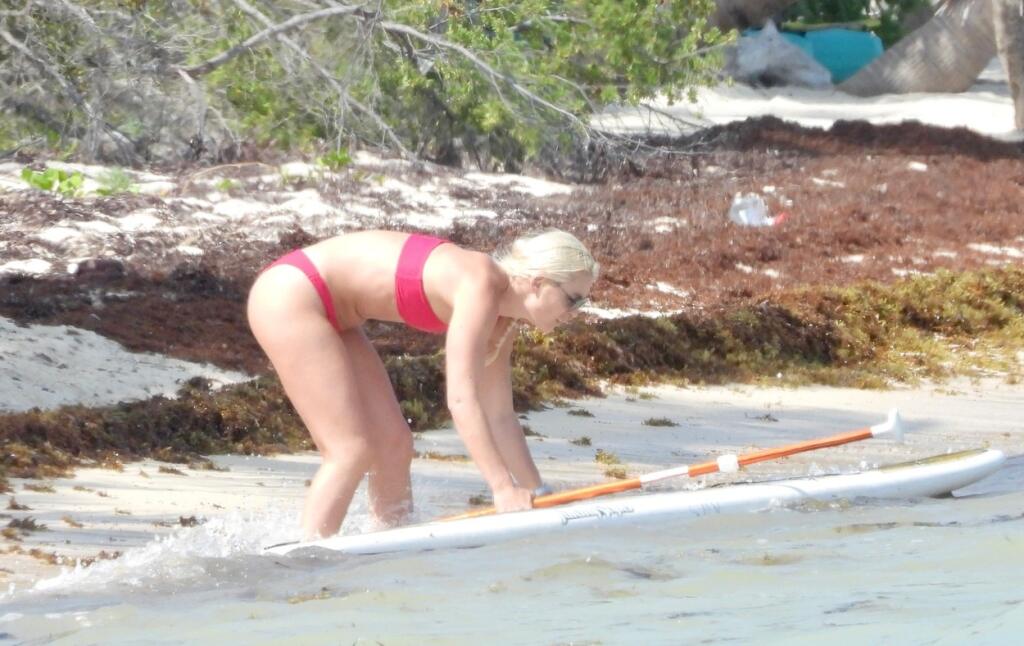 Lindsey sa spočiatku s paddleboardom poriadne vytrápila.