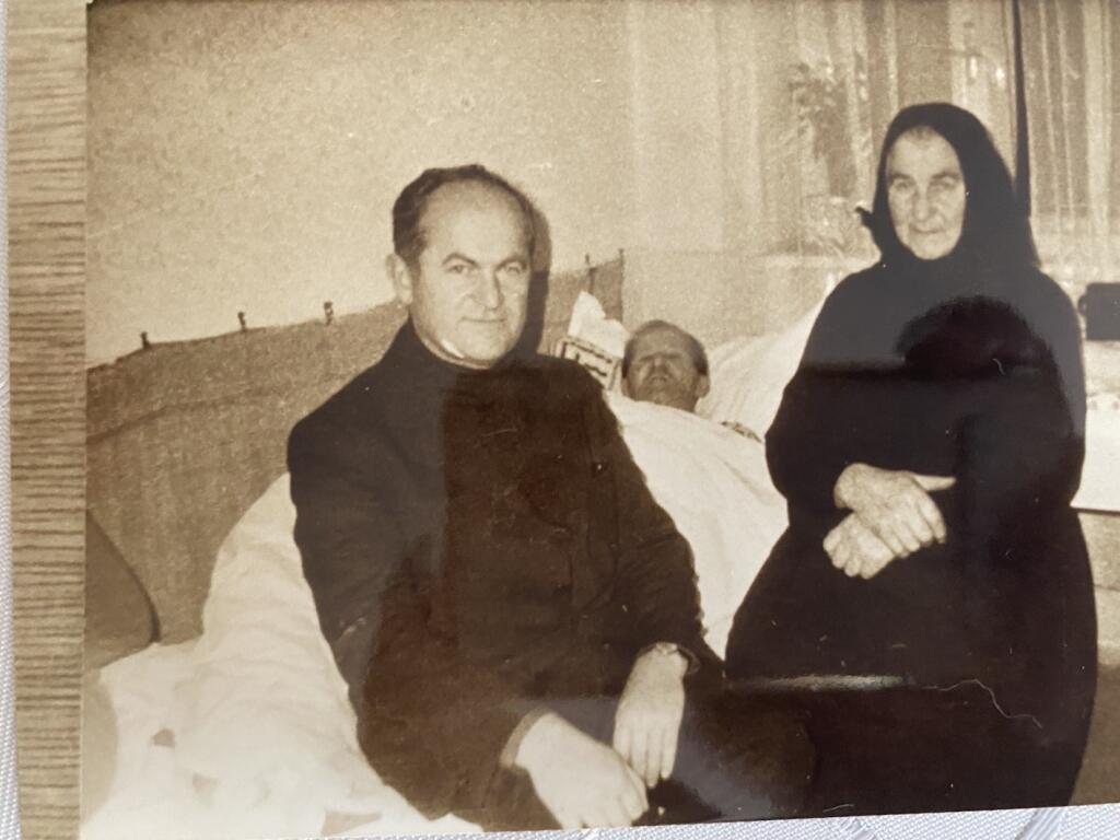 Kardinál Jozef Tomko pri smrteľnej posteli svojho otca Andreja v roku 1980.