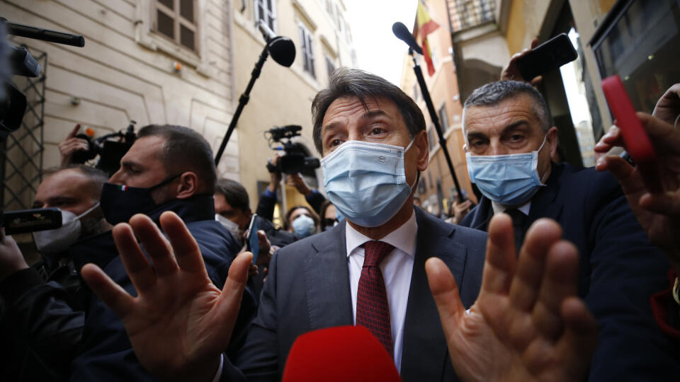 KK54 Rím - Giuseppe Conte hovorí po stretnutí s Mariom Draghim 6. februára 2021 v Ríme. Bývalý šéf Európskej centrálnej banky (ECB) Mario Draghi v sobotu skončil prvé kolo rozhovorov zameraných na zostavenie novej talianskej vlády, pred ktorou bude úloha vyviesť krajinu z ekonomickej krízy a ďalších dôsledkov epidémie vírusového ochorenia Covid-19. FOTO TASR/AP
Giuseppe Conte speaks to reporters after meeting Mario Draghi, at the Chamber of Deputies in Rome, Saturday, Feb. 6, 2021. Former Europ
