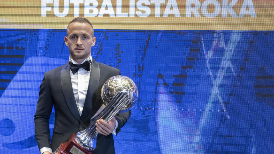 Stanislav Lobotka s cenou pre najlepšieho futbalistu roka.