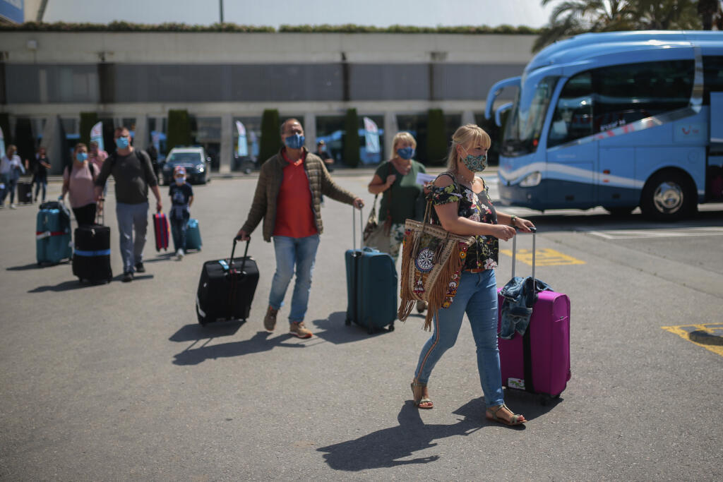 Nemeckí turisti na letisku v Palme de Mallorca 